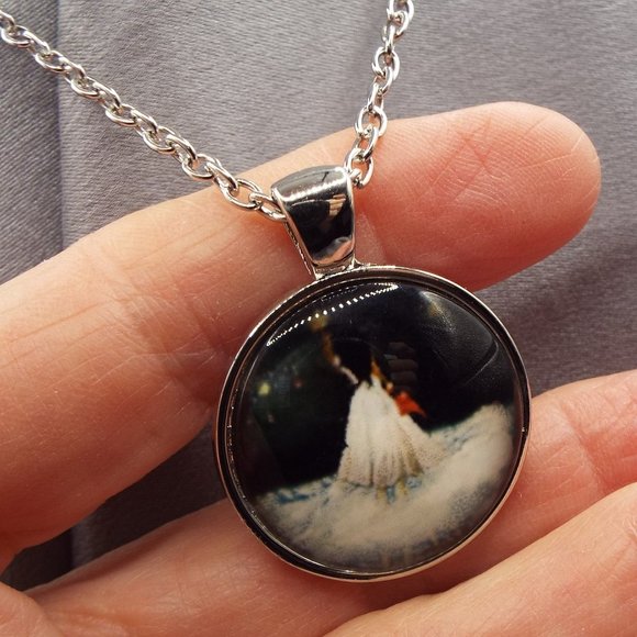 THE GIRL WHO DECIDED WHERE THE STARS WOULD BE IN THE SKY LUMINOUS NECKLACE 35 - Picture 3 of 3